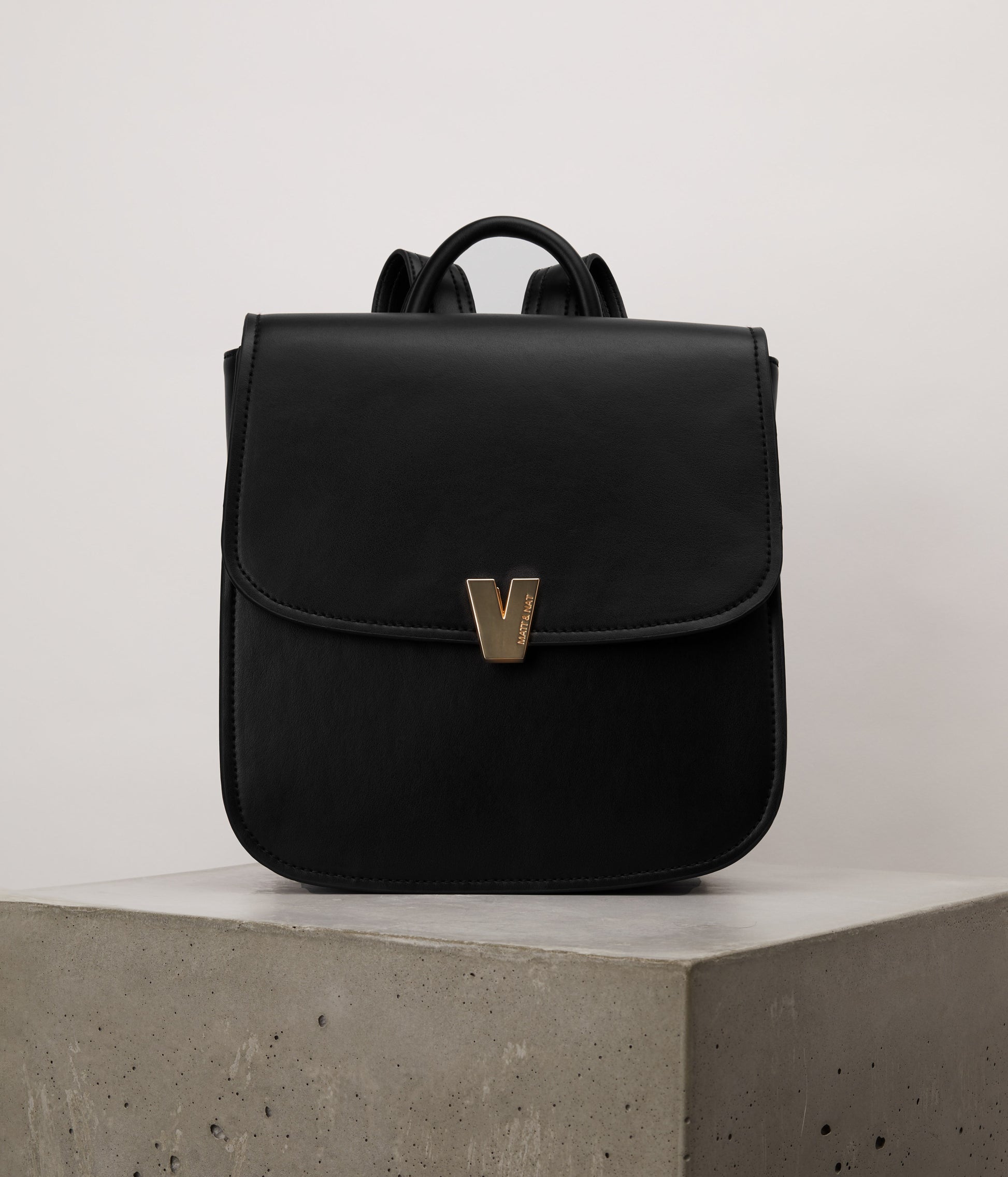 variant:: black -- brooke appleskin black
